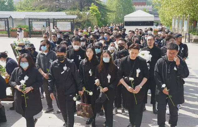 一路走好！41歲男演員遺體告別儀式　「父母坐輪椅痛哭」眾星送花圈道別：願天堂沒有病痛