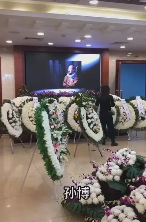 一路走好！41歲男演員遺體告別儀式　「父母坐輪椅痛哭」眾星送花圈道別：願天堂沒有病痛
