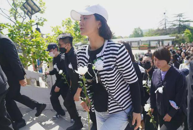 一路走好！41歲男演員遺體告別儀式　「父母坐輪椅痛哭」眾星送花圈道別：願天堂沒有病痛