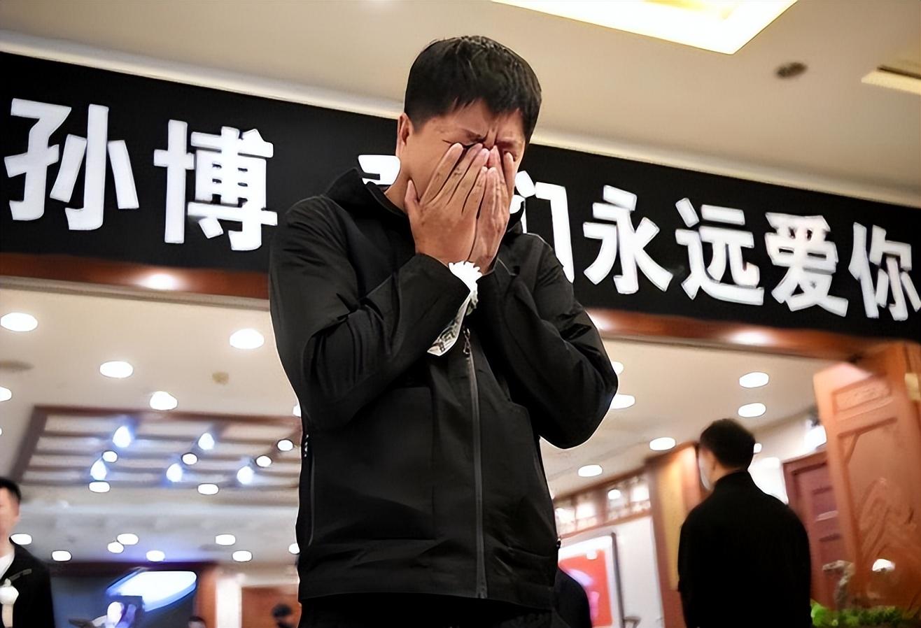 一路走好！41歲男演員遺體告別儀式　「父母坐輪椅痛哭」眾星送花圈道別：願天堂沒有病痛