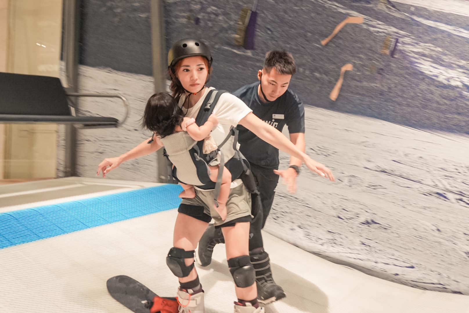 懷孕登山惹議！7寶媽「又揹1歲女兒滑雪」照片曝光　網見1細節怒罵：「把她當肉墊嗎？」