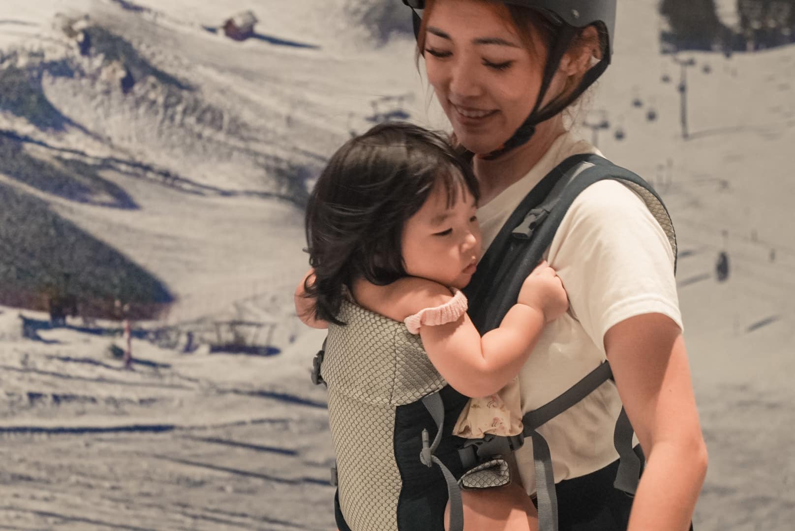懷孕登山惹議！7寶媽「又揹1歲女兒滑雪」照片曝光　網見1細節怒罵：「把她當肉墊嗎？」