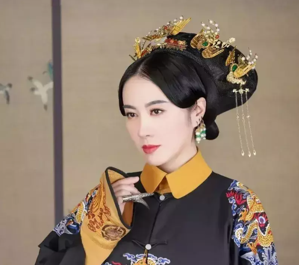 昔被封古典美人！43歲女星「不修邊幅開直播」女神變大嬸　「新劇一開播」網全嚇歪：判若兩人
