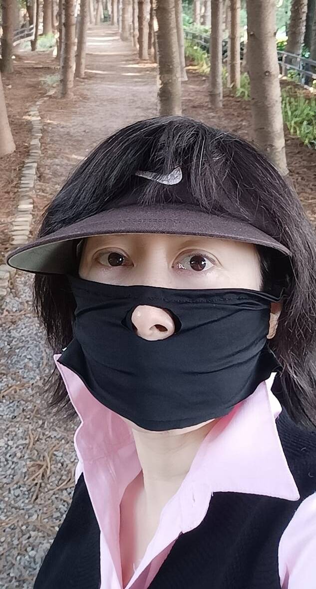 前主播公園晨跑！有別於鏡頭前精心打扮「樸素如普通大嬸」眾人驚呆　仔細一看「臉上特殊設計」網喊：太特別