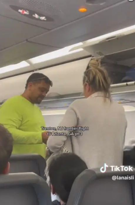 情侶吵要換位！機上女乘客「受不了開酸女友」場面超失控　他提議「讓大家投票決定」結局曝光超意外