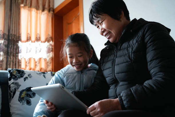 婚後住娘家！新手媽「想請爸媽幫顧孩子」省上萬保母費用　她愣問「孝親費該給多少」網一致喊1數字