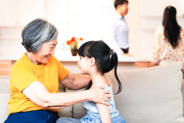 婚後住娘家！新手媽「想請爸媽幫顧孩子」省上萬保母費用　她愣問「孝親費該給多少」網一致喊1數字