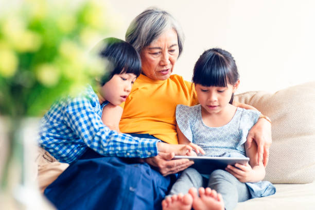 婚後住娘家！新手媽「想請爸媽幫顧孩子」省上萬保母費用　她愣問「孝親費該給多少」網一致喊1數字