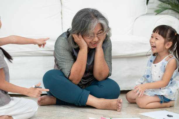 婚後住娘家！新手媽「想請爸媽幫顧孩子」省上萬保母費用　她愣問「孝親費該給多少」網一致喊1數字