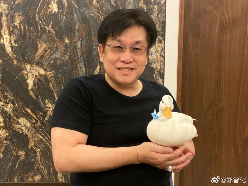 患小兒麻痺！61歲資深歌手「暌違多年坐輪椅開唱」為圓愛女心願　曾為初戀輕生「妻不顧殘疾堅持嫁」