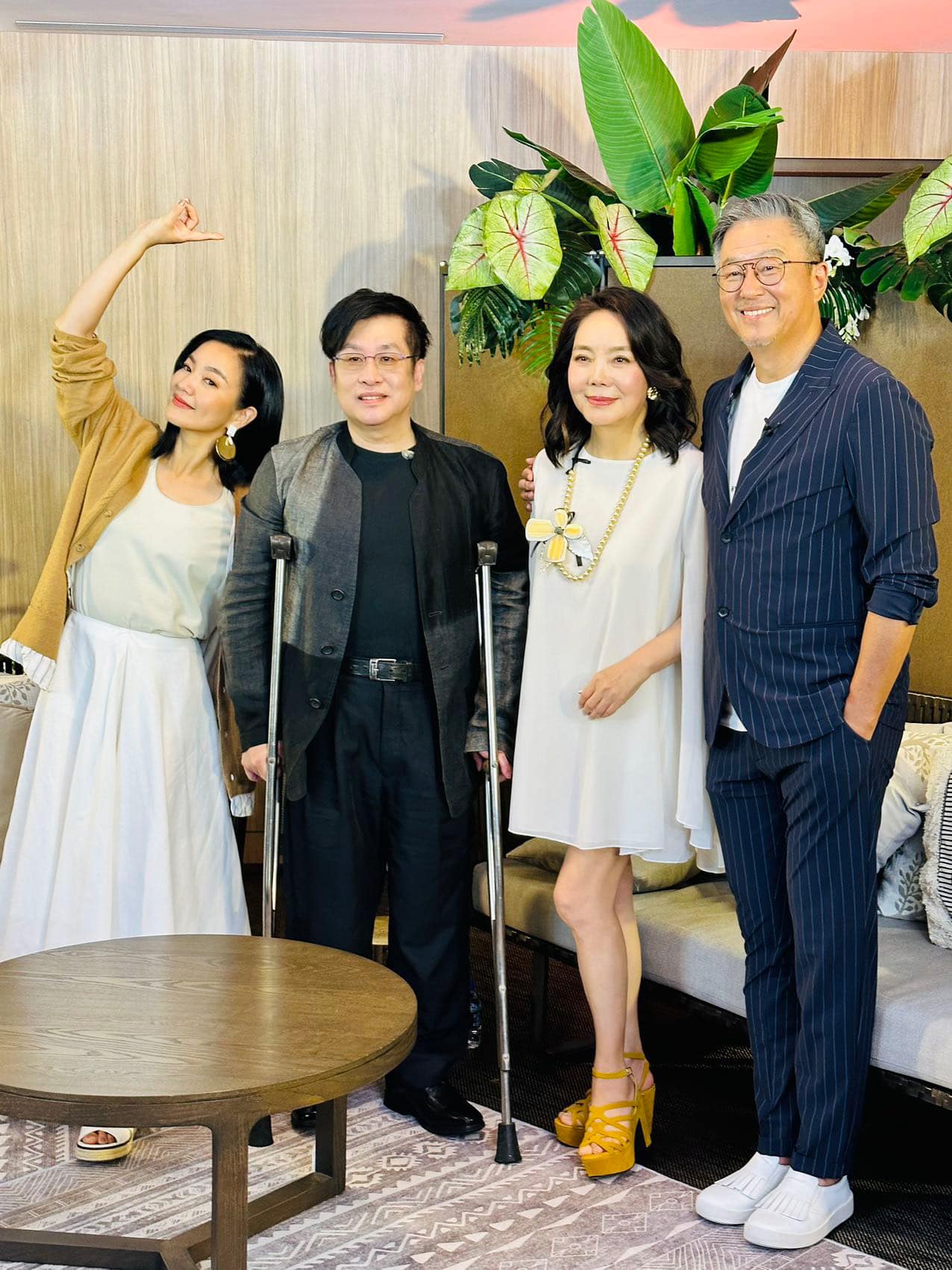 患小兒麻痺！61歲資深歌手「暌違多年坐輪椅開唱」為圓愛女心願　曾為初戀輕生「妻不顧殘疾堅持嫁」