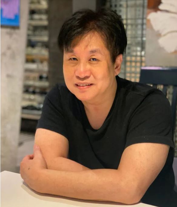 患小兒麻痺！61歲資深歌手「暌違多年坐輪椅開唱」為圓愛女心願　曾為初戀輕生「妻不顧殘疾堅持嫁」