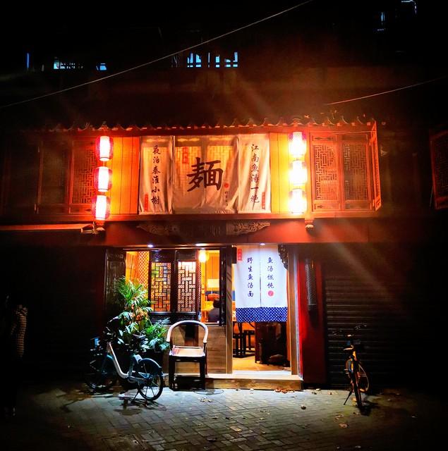 加完班去麵館吃宵夜！順手「幫助了一個陌生人」後離開　1個月後「收到對方來信」我嚇出一身冷汗