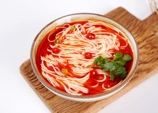 加完班去麵館吃宵夜！順手「幫助了一個陌生人」後離開　1個月後「收到對方來信」我嚇出一身冷汗