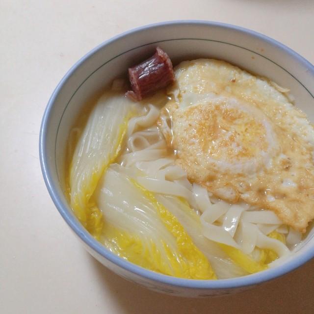 加完班去麵館吃宵夜！順手「幫助了一個陌生人」後離開　1個月後「收到對方來信」我嚇出一身冷汗