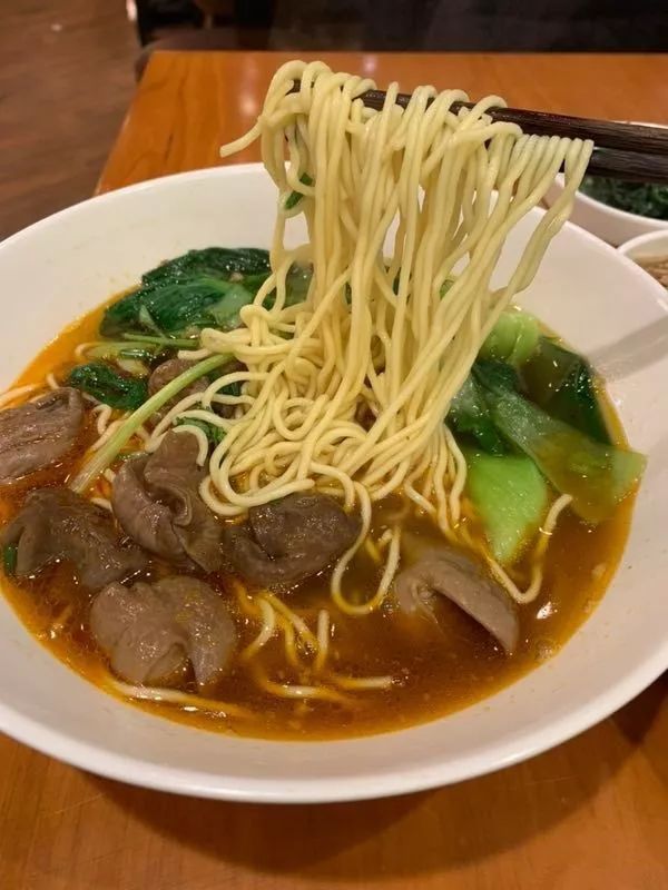 加完班去麵館吃宵夜！順手「幫助了一個陌生人」後離開　1個月後「收到對方來信」我嚇出一身冷汗