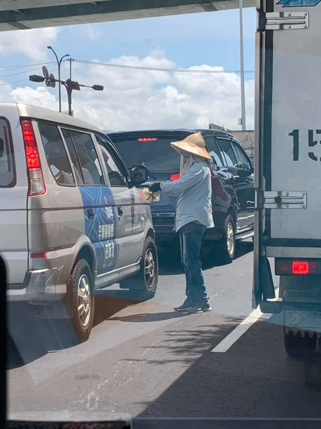 90度鞠躬賣玉蘭花！狄志為不捨「婆婆被10輛車拒絕」　他掏出100元「下秒畫面震撼人心」