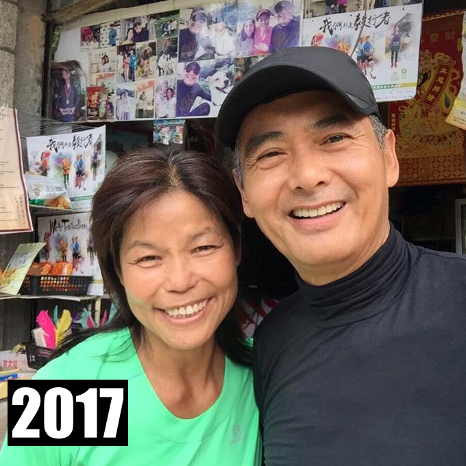 又捕獲野生周潤發！他燦笑合照「山中傳奇人物」親自掌鏡自拍　對方成「合照最多次的人」嗨喊：好幸福啊