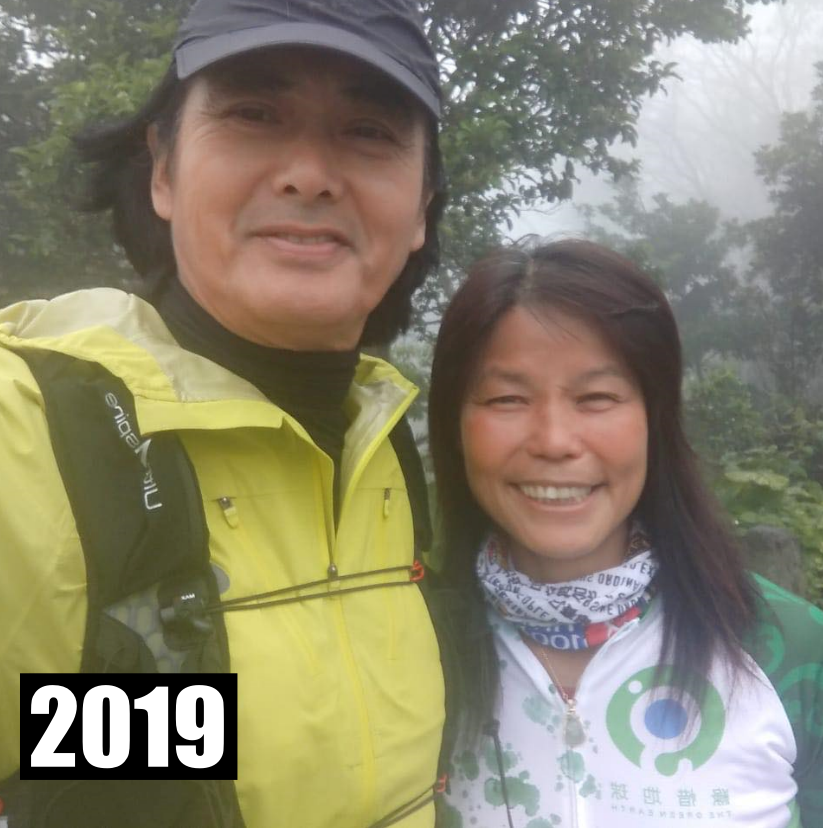 又捕獲野生周潤發！他燦笑合照「山中傳奇人物」親自掌鏡自拍　對方成「合照最多次的人」嗨喊：好幸福啊