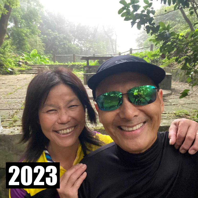 又捕獲野生周潤發！他燦笑合照「山中傳奇人物」親自掌鏡自拍　對方成「合照最多次的人」嗨喊：好幸福啊