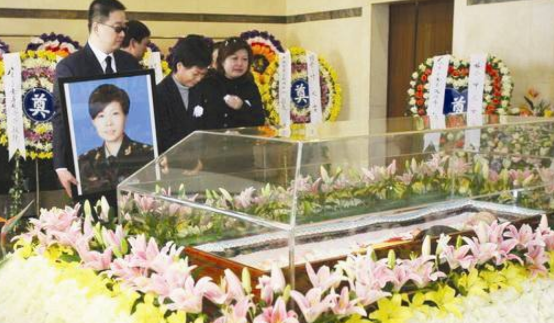 知名女歌手「從高燒到去世僅16天」！演唱現場複發　「緊急送醫」搶救無效離世：令人痛惜