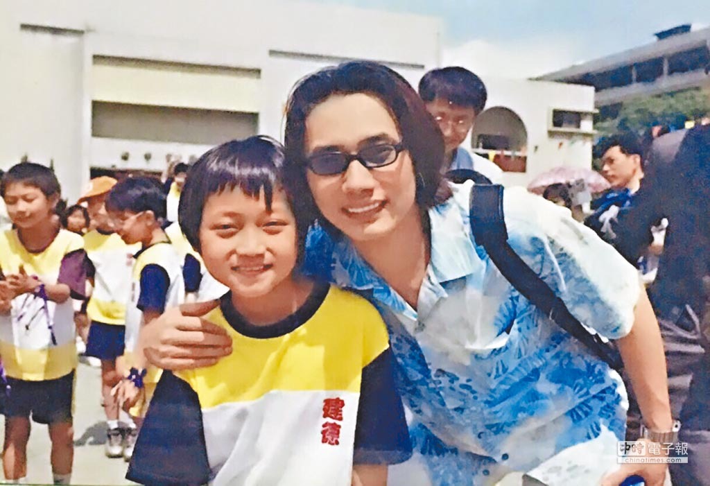 離婚包偉銘！前妻憾「缺席親生子婚禮」期待見到兒媳　「坦言兩兒是永遠血脈」開心當阿嬤
