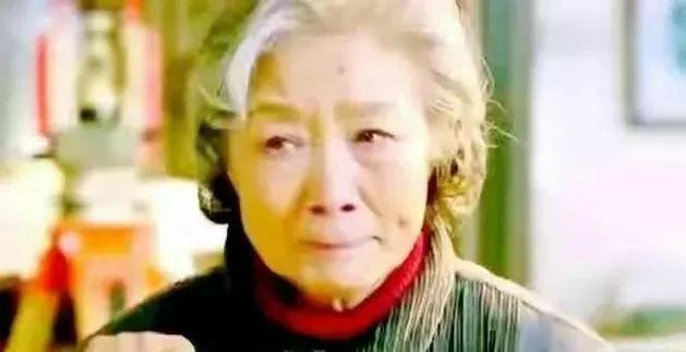 婆婆偏愛小叔！生病後「住我家10年」沒掏一分錢　85歲仙逝後「我收到銀行簡訊」才明白她用心