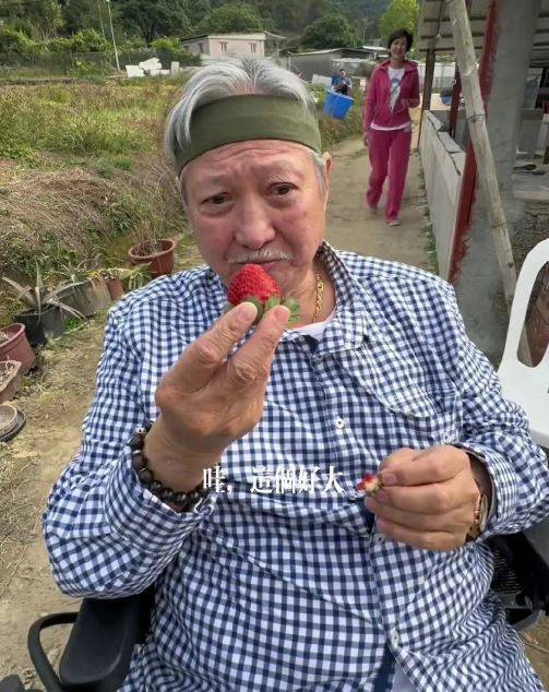 從影60年！資深男星滿頭白髮「祖孫三代同堂」畫面溫馨　「身後1亮點」影迷感慨：巨星真的老了