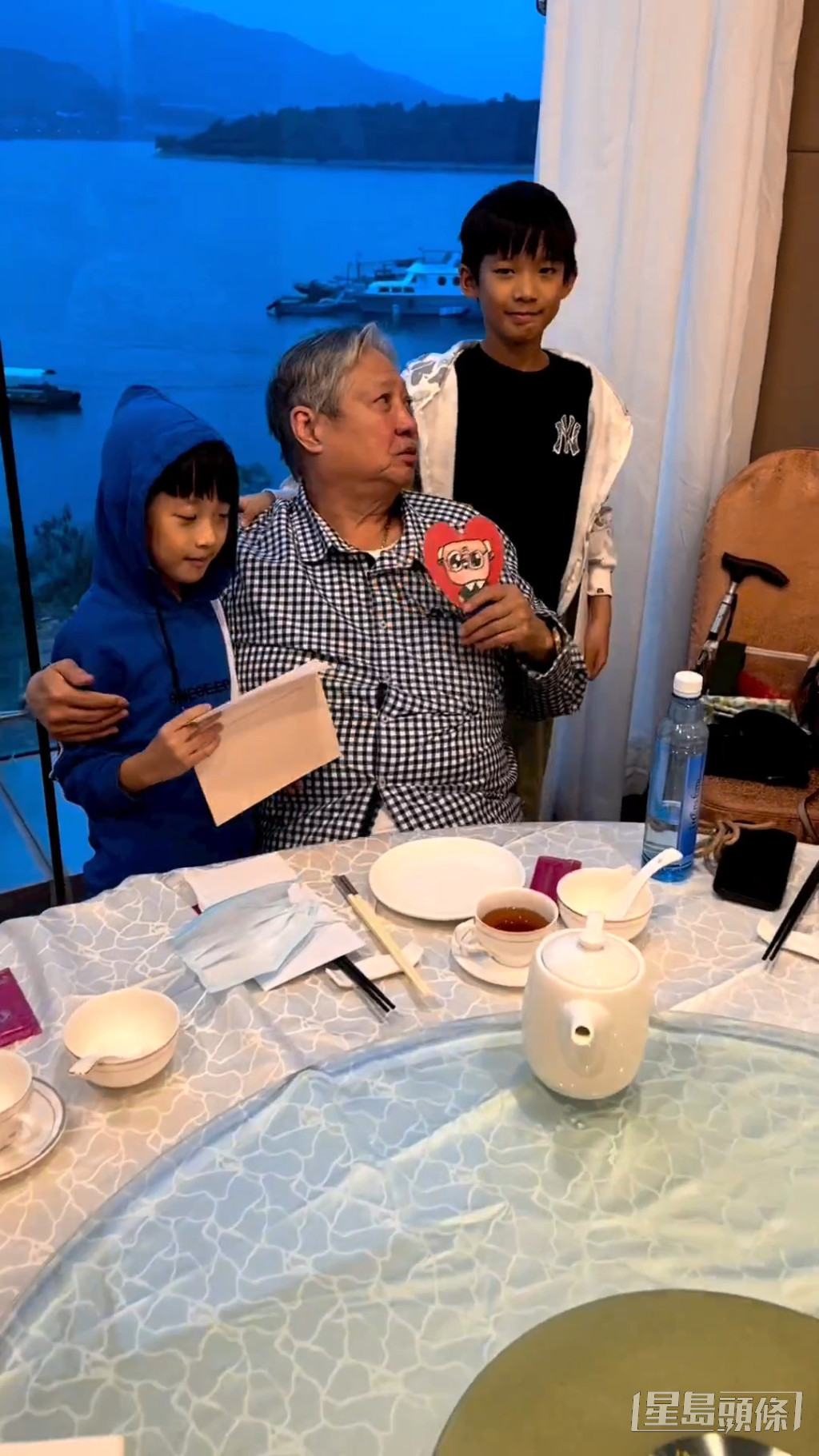 從影60年！資深男星滿頭白髮「祖孫三代同堂」畫面溫馨　「身後1亮點」影迷感慨：巨星真的老了