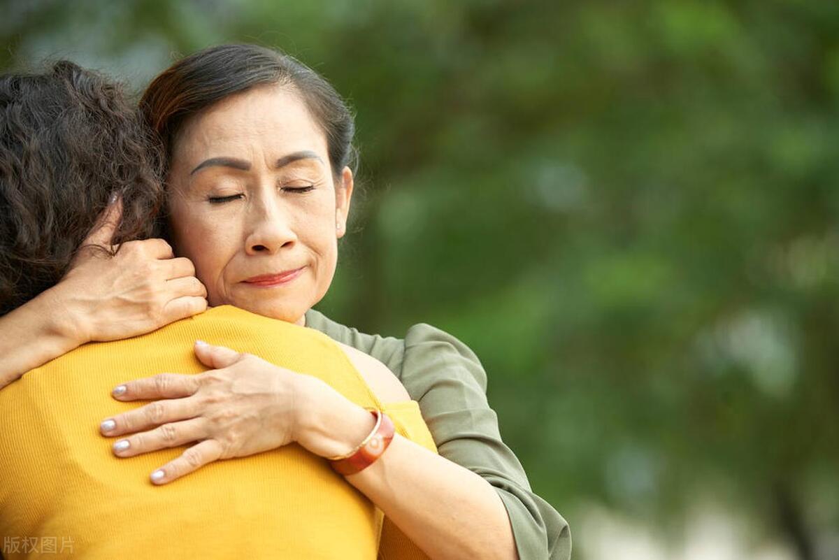 原來有目的！母親節「兒子給我轉帳4萬」還請吃鮮大餐　但一看到他給「親家母的東西」我心寒又嫉妒