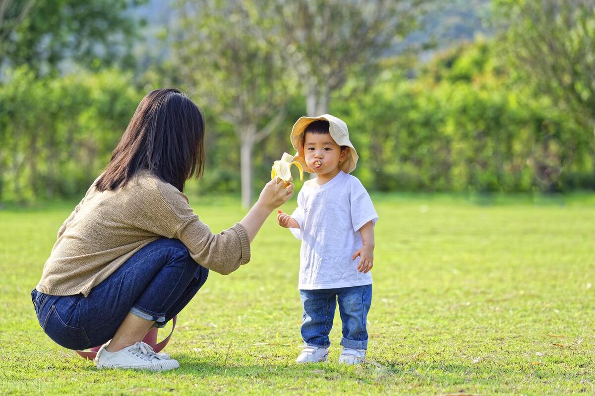 原來有目的！母親節「兒子給我轉帳4萬」還請吃鮮大餐　但一看到他給「親家母的東西」我心寒又嫉妒