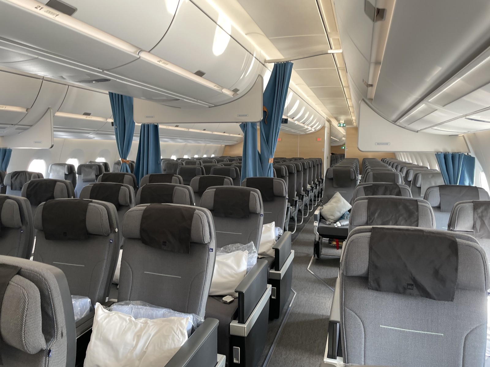  最近的機場要4小時！男乘客搭飛機「突然心跳停止」　班機上剛好有「56名心臟醫師」出手神救援