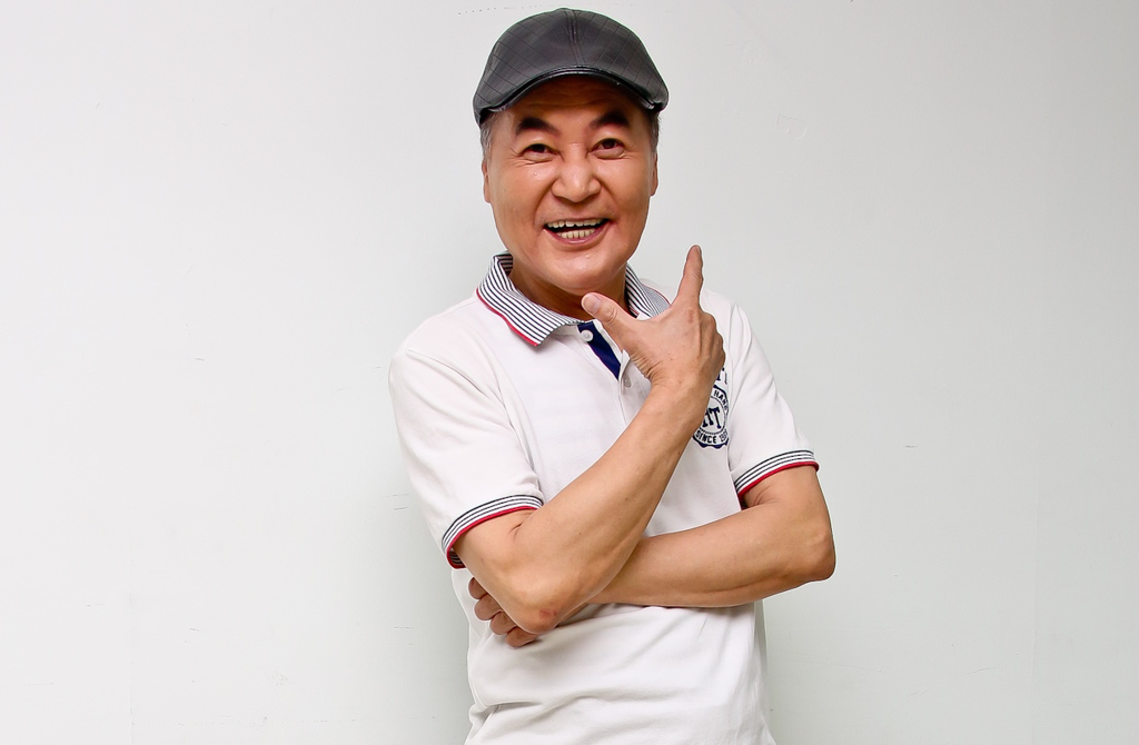 爸爸剛中風！男星當兵突收電報「父亡速回」急奔回家　哭著爬進家門「見一景象」傻了：發生什麼事