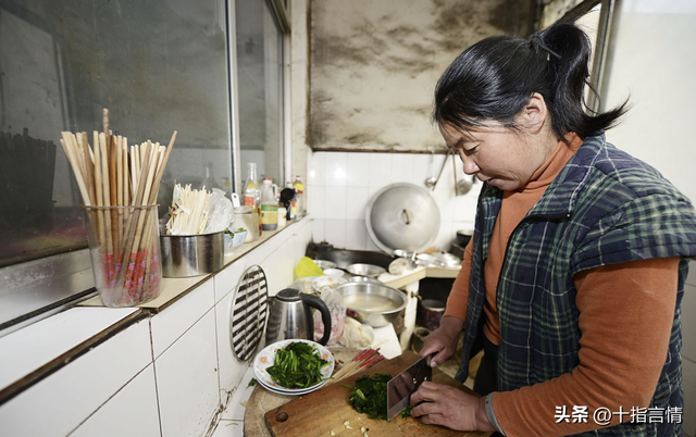 兒子來車站接我！一進門「吃了媳婦煮的飯」心滿意足　飯後「她端來一盤蘋果」隔天我收拾行李走了