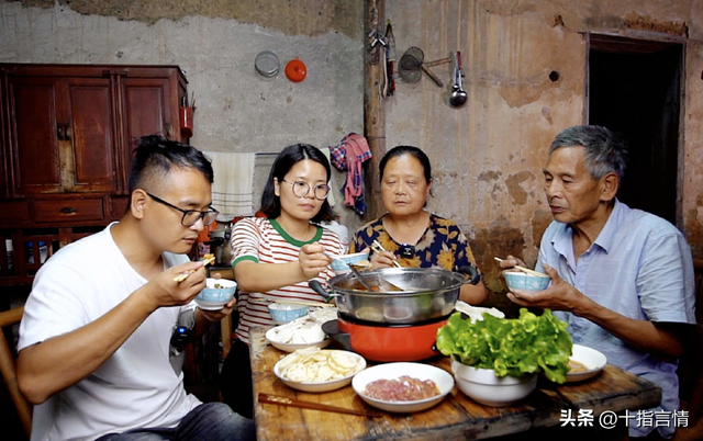 兒子來車站接我！一進門「吃了媳婦煮的飯」心滿意足　飯後「她端來一盤蘋果」隔天我收拾行李走了