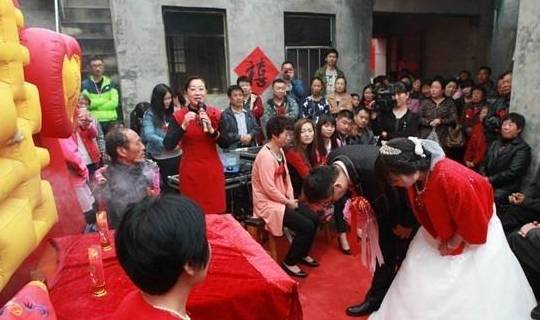 在一起3年結婚！新婚夜「丈夫卻說分開睡」妻子不願意　他「掀開被子」哭了：對不起...