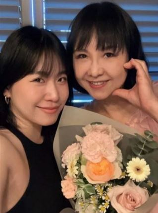吳宗憲水某現身！60歲超凍齡「真實模樣曝」同框小女兒　網喊「難怪3姊妹都美」尪讚：她是我最愛
