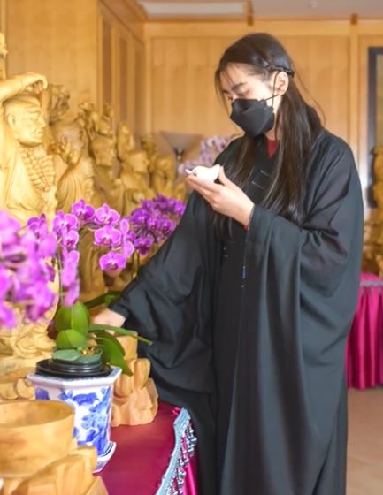 息影19年！一代女神潛心修佛多年「突復出拍片」挨酸整過頭　「56歲真面目曝光」網驚：狀態極佳
