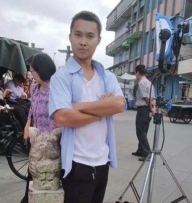 夢想與現實的拉鋸戰：35歲臨演為星夢北漂，月付7500元以網咖為家