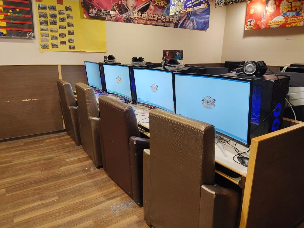 夢想與現實的拉鋸戰：35歲臨演為星夢北漂，月付7500元以網咖為家