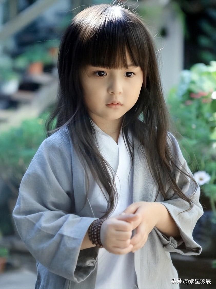 2歲出道年入百萬！因長相甜美被禁止整容　正當紅時卻退圈消失「14歲近照曝光」：女大十八變