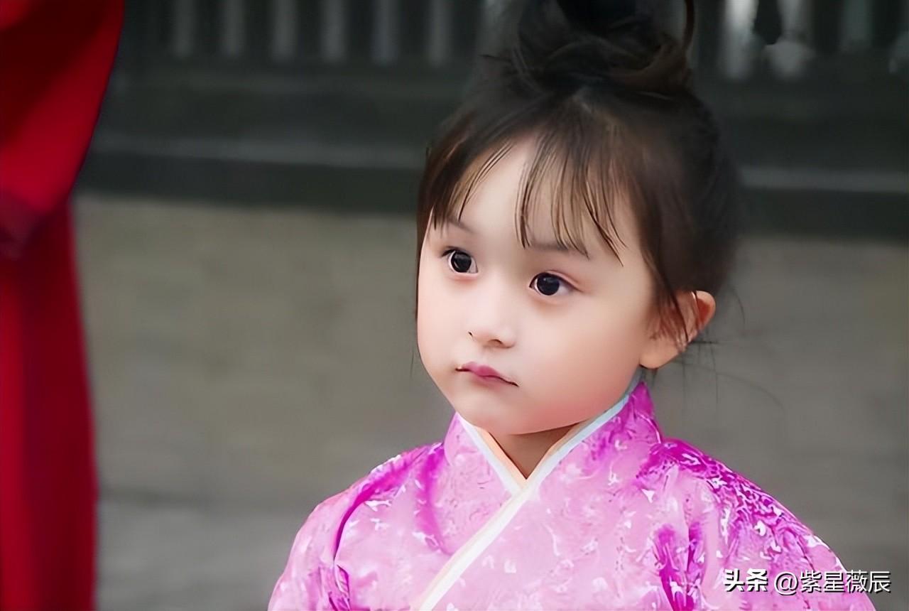 2歲出道年入百萬！因長相甜美被禁止整容　正當紅時卻退圈消失「14歲近照曝光」：女大十八變
