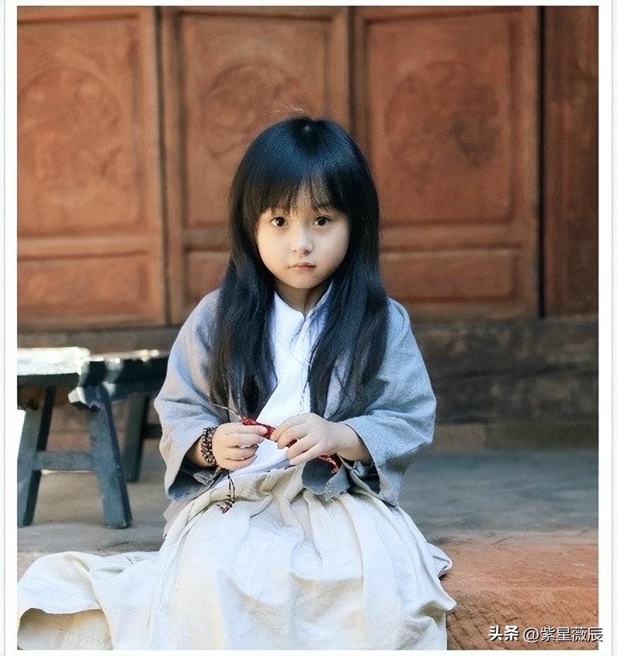 2歲出道年入百萬！因長相甜美被禁止整容　正當紅時卻退圈消失「14歲近照曝光」：女大十八變