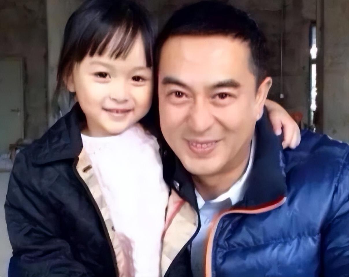 2歲出道年入百萬！因長相甜美被禁止整容　正當紅時卻退圈消失「14歲近照曝光」：女大十八變
