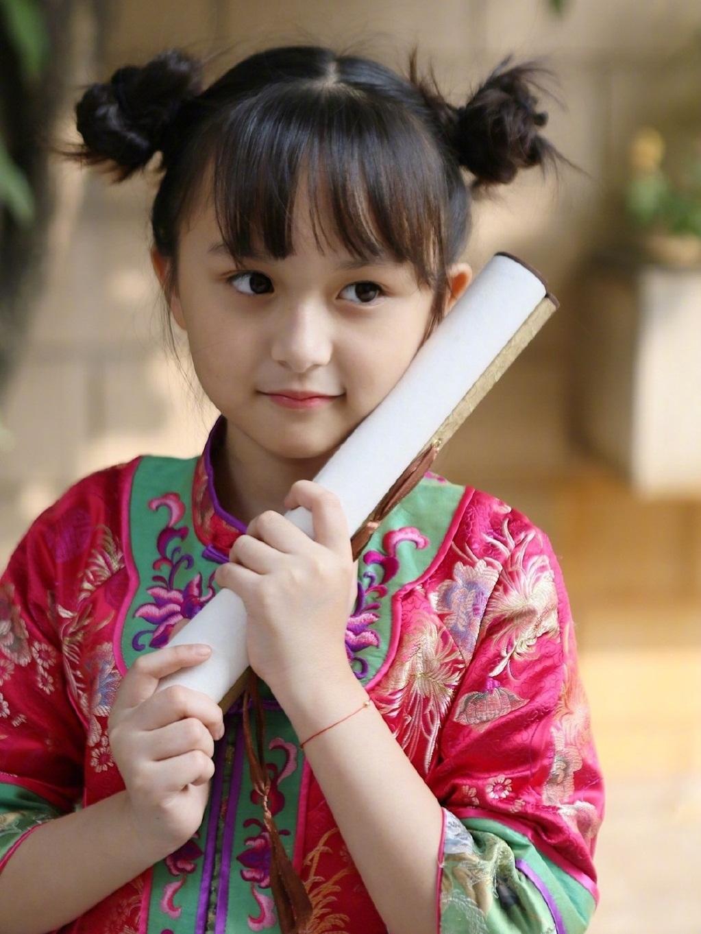 2歲出道年入百萬！因長相甜美被禁止整容　正當紅時卻退圈消失「14歲近照曝光」：女大十八變
