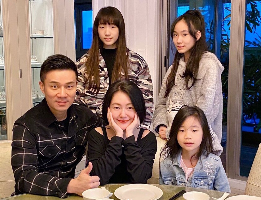 破包背15年！小S「拿布修補能再用」不刻意追求名牌　窮養3愛女「從小教育金錢觀」被讚翻