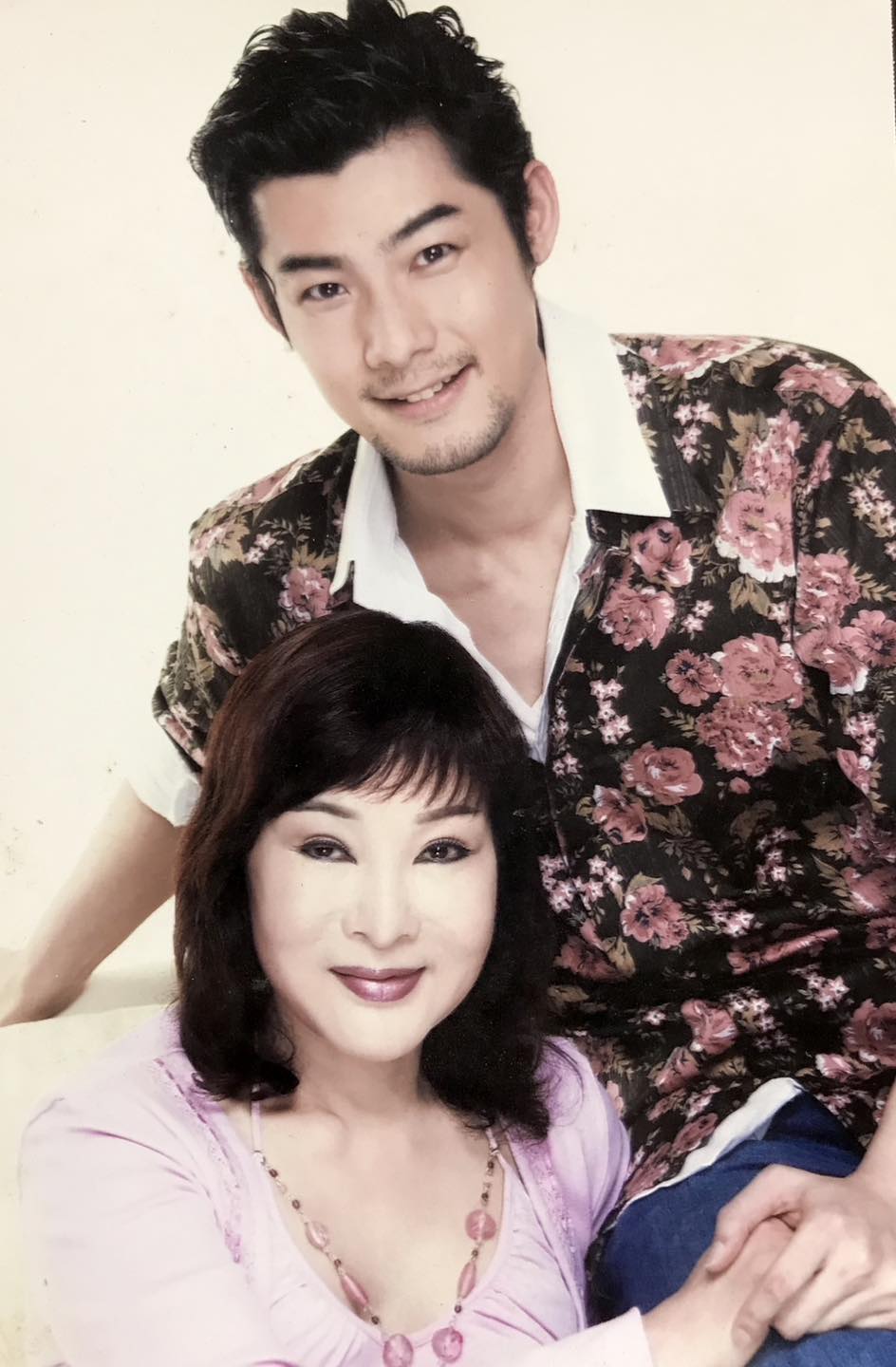 媽媽是小明明！48歲不老男神「凍齡如大學生」轉行當甜點師　為紀念亡母「餘生吃素養慈悲心」