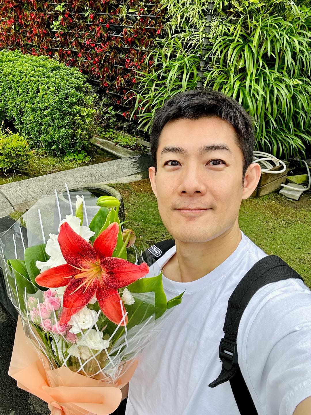 媽媽是小明明！48歲不老男神「凍齡如大學生」轉行當甜點師　為紀念亡母「餘生吃素養慈悲心」