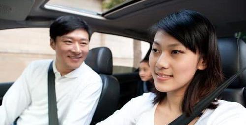 女同事連續「半個月蹭我順風車」不講一句感謝！某次我故意請假不帶她　當天「收到她的訊息」我傻眼了