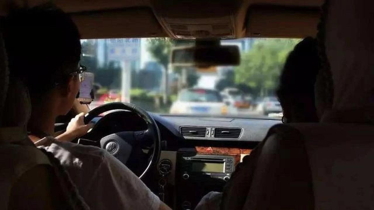 女同事連續「半個月蹭我順風車」不講一句感謝！某次我故意請假不帶她　當天「收到她的訊息」我傻眼了